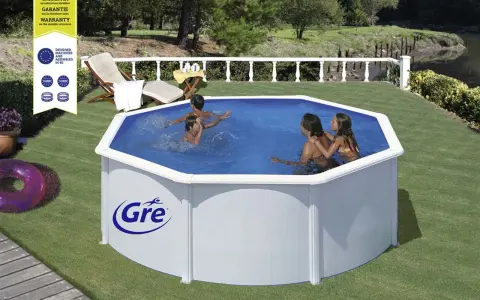Familia disfrutando en piscinas para patios, una opción refrescante para el verano.