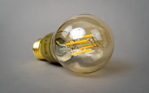 Energooszczędna żarówka LED z widocznymi elementami świetlnymi, idealna do stworzenia przytulnej atmosfery.