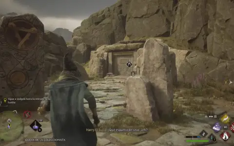 Un mago se acerca a una entrada de tumba en una ladera rocosa. Busca el yelmo en la tumba, guiado por runas antiguas.