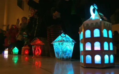 Kolorowe lampiony, jak te na roratach, rozświetlają mrok. Dzieci niosą je w procesji, tworząc magiczny widok.