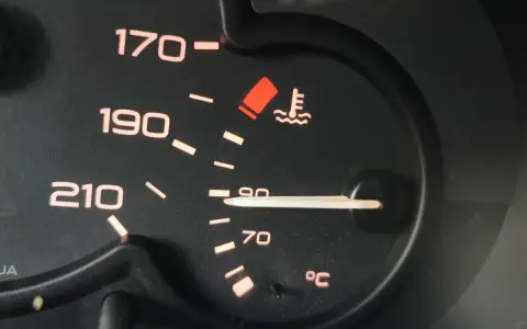 Wskaźnik temperatury płynu chłodniczego diesel pokazuje 90°C. Czerwona kontrolka ostrzega przed przegrzaniem.