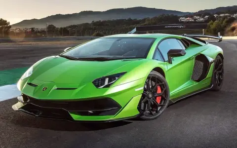Jaskrawozielony Lamborghini Aventador SVJ na torze wyścigowym, gotowy do szaleństwa.