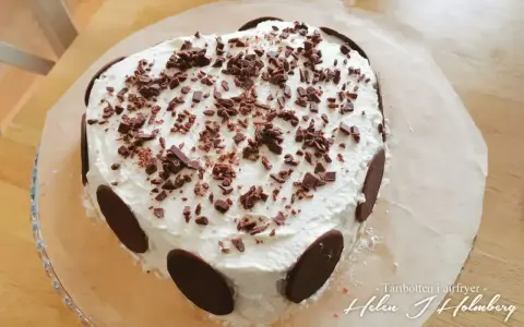 Hjärtformad tårta med vispgrädde och chokladströssel. Ett perfekt tårta recept för alla tillfällen.