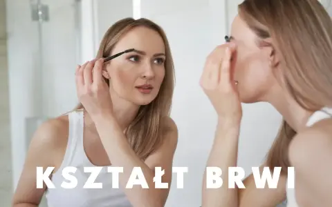Kobieta w łazience poprawia makijaż, skupiając się na idealnej geometrii brwi.