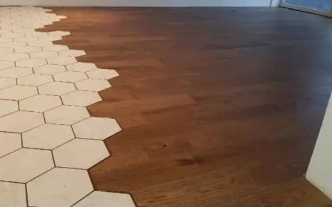 Eleganckie łączenie paneli winylowych z płytkami heksagonalnymi tworzy nowoczesną i stylową podłogę.
