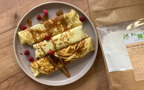 Naleśniki z malinami i syropem, obok paczka mąki bambusowej. Idealne przepisy na zdrowe śniadanie.