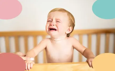 Un bebé de 11 meses llora desconsoladamente en su cuna. Parece que el sueño no llega y está muy molesto.