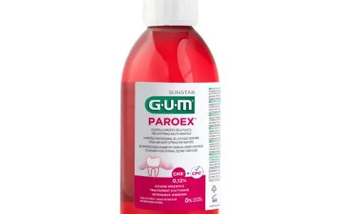 Płyn do płukania jamy ustnej GUM Paroex 0,12% z CHX+CPC, bez alkoholu, w czerwonej butelce.