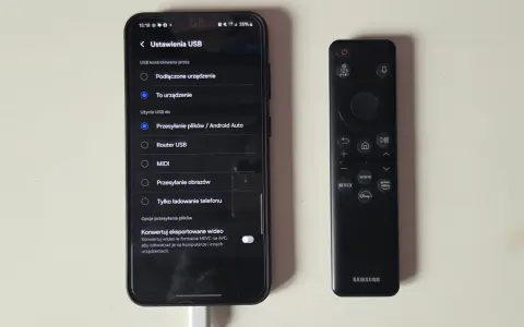 Telefon podłączony do telewizora przez USB. Ustawienia USB na ekranie telefonu pokazują opcje przesyłania plików, co jest kluczowe, jak połączyć telefon z telewizorem.