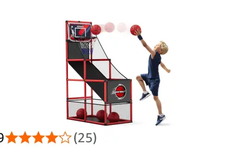 Niño rubio lanza pelotas en un juego de baloncesto. ¡Diversión asegurada con estos juegos de baloncesto!
