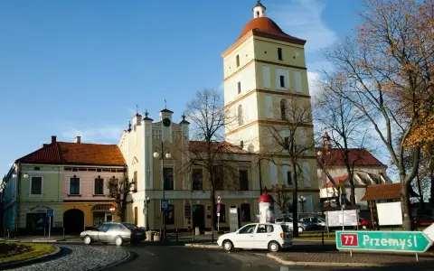 Wieża ratuszowa i kolorowe kamienice w Leżajsku. Atrakcje miasta zachęcają do zwiedzania.