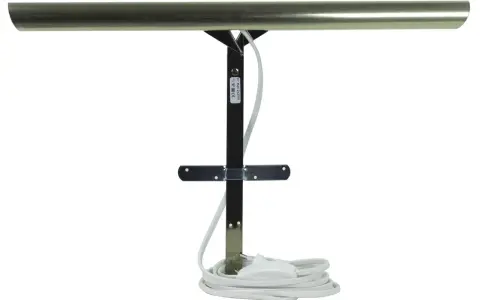 En lampa designad för att belysa tavlor, med en metallstång och justerbart fäste.
