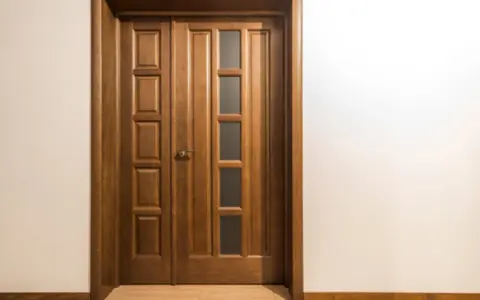 Puertas de interior de madera con paneles y cristal. Una guía visual para ayudarte a decidir como elegir el color de las puertas de interior.