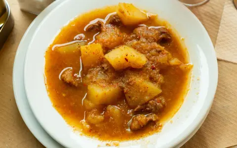 Guiso reconfortante con trozos de carne y patatas en una salsa especiada, perfecto para los alimentos de invierno.