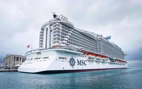MSC Seaside, un gigante del mare, attracca in porto. Le sue dimensioni imponenti dominano lo skyline.