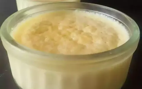Deux ramequins de semoule au lait, un dessert crémeux et réconfortant, prêts à être dégustés.