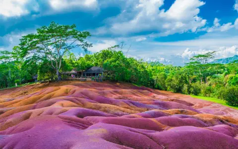 Kolorowe wydmy Chamarel na Mauritiusie to obowiązkowy punkt na liście "Mauritius co zobaczyć". Niesamowity krajobraz, który zachwyca!
