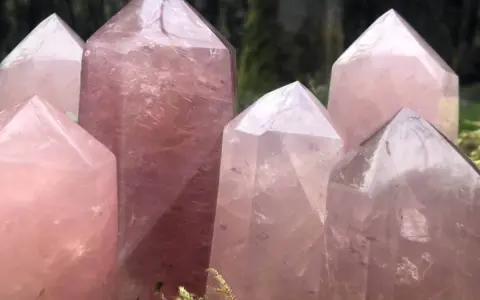 Cristales de cuarzo rosa pulidos, listos para limpiar su energía.