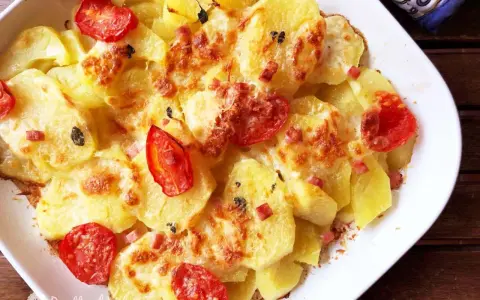 Patate al forno con pomodorini e pancetta, una delle 10 ricette con le patate veloci perfette per ogni occasione.