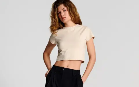 Jak zrobić crop top z bluzki - proste kroki do modnej przemiany