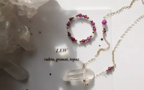 Biżuteria dla Lwa: rubin, granat, topaz. Delikatny naszyjnik i bransoletka z kryształem górskim.