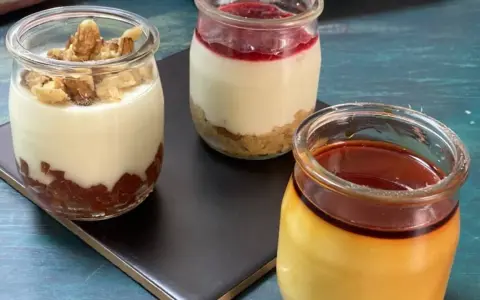 Tres postres individuales en frascos: uno con nueces y mermelada, otro con galleta y frutos rojos, y un flan de queso sin horno con caramelo.