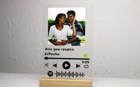 Placa Spotify personalizada con foto de pareja y controles de reproducción. Un recuerdo musical único.
