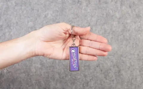 Mano sosteniendo un llavero personalizado con el logo de "Chips Ahoy!". Ideal para quienes buscan dónde hacer llaveros personalizados.