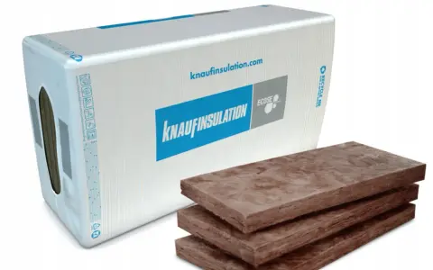 Opakowanie wełny mineralnej Knauf Unifit 035 15cm i trzy płyty izolacyjne.