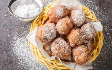 Beignets de carnaval saupoudrés de sucre glace, prêts à déguster. Une recette beignet de carnaval facile et rapide pour le plaisir de tous.