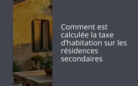 Comment est calculée la taxe d'habitation sur les résidences secondaires. Une maison ensoleillée et une table en bois avec des fleurs.