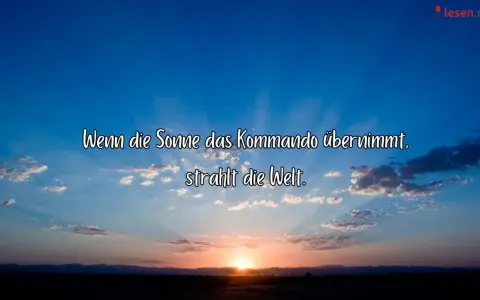 Sonnenuntergang mit Strahlen, die sich über den Himmel ziehen. Ein friedlicher Platz an der Sonne, wo die Welt erstrahlt.