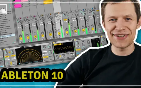 Uśmiechnięty mężczyzna na tle ekranu z programem Ableton 10. Idealny do nauki, jak tworzyć muzykę w Ableton kurs.