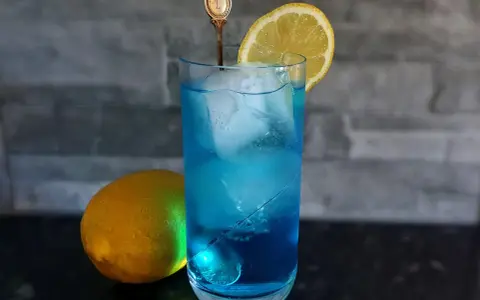 Myślę, że najlepszym tytułem meta dla tego artykułu będzie: Blue Gin & Tonic: przepis na drink, który zachwyca kolorem!