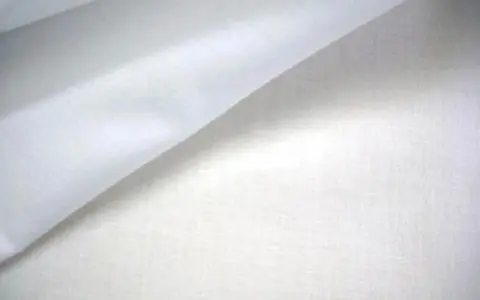 Delikatny, biały batyst układa się w miękkie fałdy, tworząc subtelny wzór.