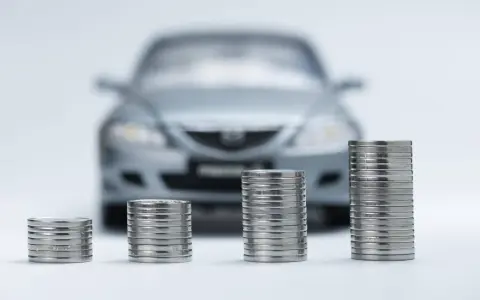Monete in crescita davanti a un'auto sfocata, simbolo di speranza per l'abolizione superbollo e un futuro più sereno per gli automobilisti.