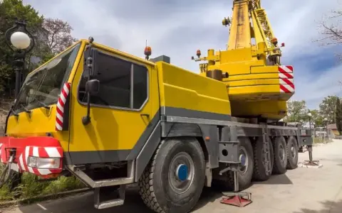 Ile kosztuje godzina pracy dźwigu? Sprawdź, co wpływa na ceny