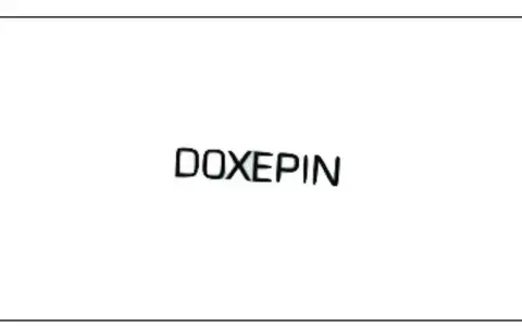 Napis "DOXEPIN" na białym tle.