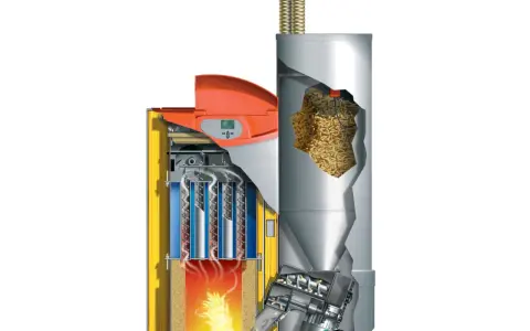 Corte transversal de una **instalación de caldera de biomasa** mostrando el depósito de pellets, el sistema de alimentación y la cámara de combustión con llamas.