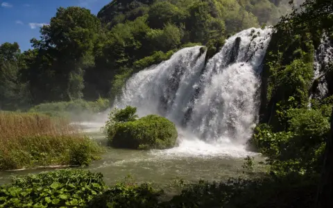 Cascata maestosa, un vero spettacolo per chi ama i sentieri tra le cascate più belle. Vegetazione lussureggiante e acqua impetuosa.