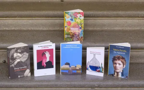 Libri in mostra, tra cui "La vita sempre" e "La ragazzina", candidati ai premi letterari più importanti.