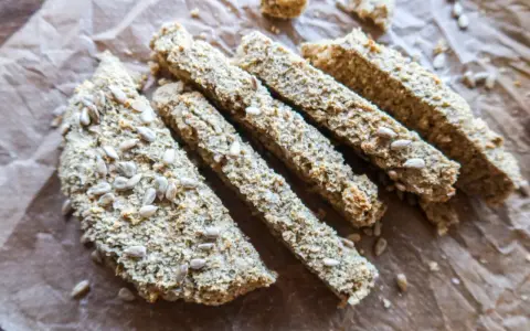 Glutenfria brödpinnar med solrosfrön, perfekta att baka själv.