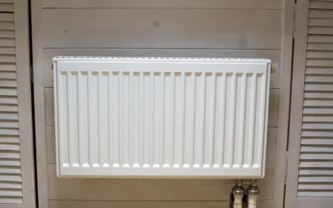 Jakie grzejniki elektryczne do domu drewnianego zapewnią oszczędności?
