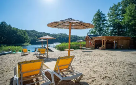 Piękna plaża z leżakami i parasolami, drewniana sauna i jezioro. Idealne miejsce na relaks, to najlepsza agroturystyka w Polsce.