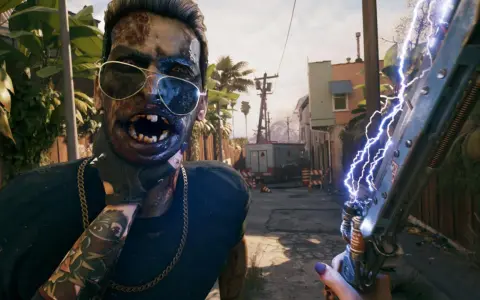 Gracz w trybie **Dead Island 2 coop** mierzy z elektrycznej broni w przerażającego zombie w okularach.