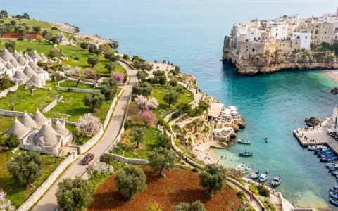 Un tour Puglia 3 giorni tra trulli, ulivi e il mare cristallino di Polignano a Mare.