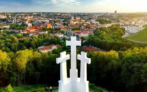 Góra Trzech Krzyży w Wilnie góruje nad miastem, oferując zapierającą dech w piersiach panoramę. Wysokość tego monumentu pozwala podziwiać architekturę i zieleń.