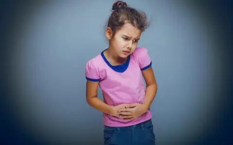 Dziecko boli brzuch? Sprawdź, czy to wyrostek! Objawy i pomoc.