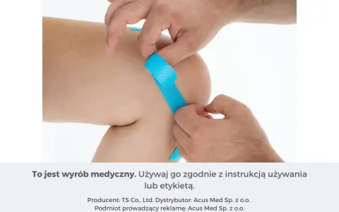 Dłonie aplikują niebieskie plastry kinesiotaping na kolano. Instrukcja jak naklejać plastry kinesiotaping jest kluczowa.