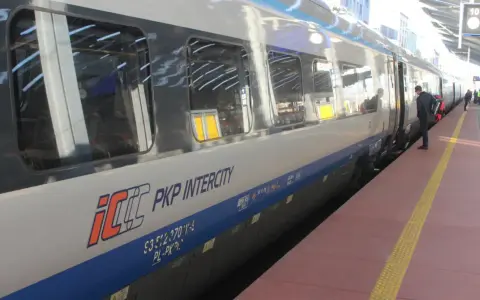 Pociąg PKP Intercity na peronie, gotowy do podróży z Warszawy do Giżycka.